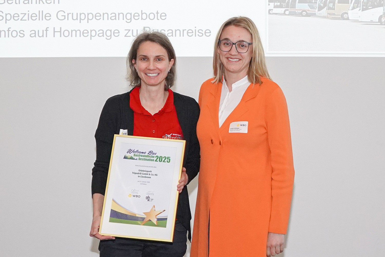 Auszeichnung Tripsdrill Britta Günther vom Erlebnispark Tripsdrill mit WBO-Vizepräsidentin Carolin Grötzinger