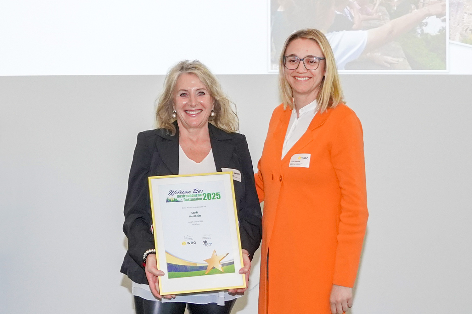 Auszeichnung Wertheim Christine Förster von der Stadt Wertheim mit WBO-Vizepräsidentin Carolin Grötzinger